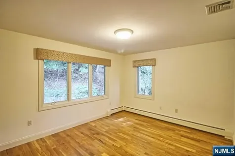 696 Undercliff Avenue Edgewater NJ 07020