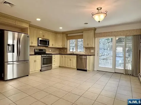 696 Undercliff Avenue Edgewater NJ 07020