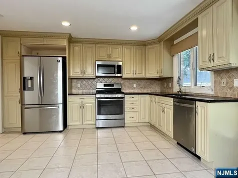 696 Undercliff Avenue Edgewater NJ 07020