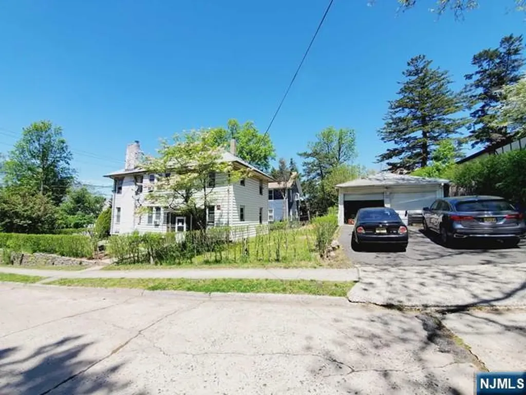 557 Grand Avenue Leonia NJ 07605