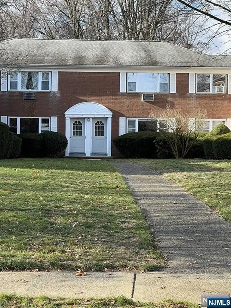 17 Manchester Court Wayne NJ 07470