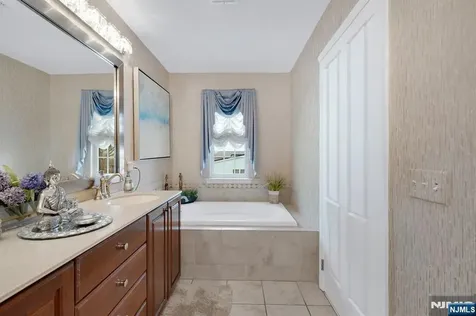5 Creekside Court Secaucus NJ 07094