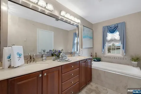 5 Creekside Court Secaucus NJ 07094