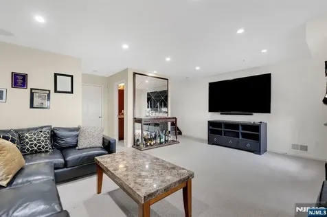 5 Creekside Court Secaucus NJ 07094