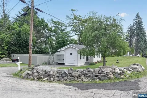16 Clover Lane Vernon NJ 07418