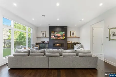 29 Roslyn Avenue Englewood Cliffs NJ 07632