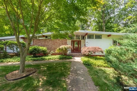 6 Mohawk Trail Ringwood NJ 07456