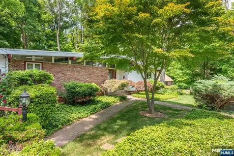 6 Mohawk Trail Ringwood NJ 07456