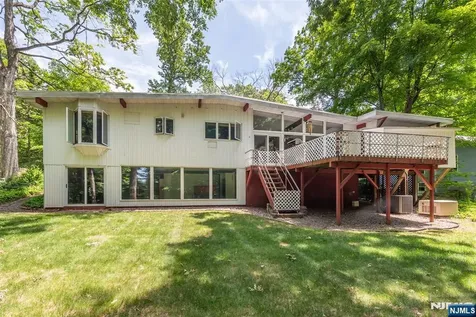 6 Mohawk Trail Ringwood NJ 07456