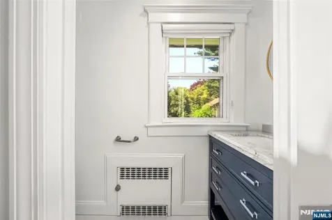 332 Allaire Avenue Leonia NJ 07605