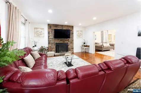 18 Dehart Court Wayne NJ 07470
