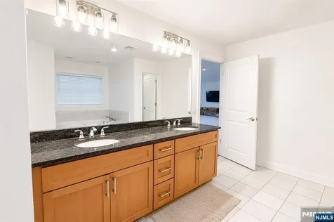 18 Dehart Court Wayne NJ 07470