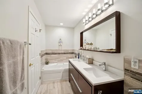 428 Newburgh Court West New York NJ 07093