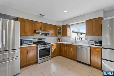 2480 6th Street Fort Lee NJ 07024