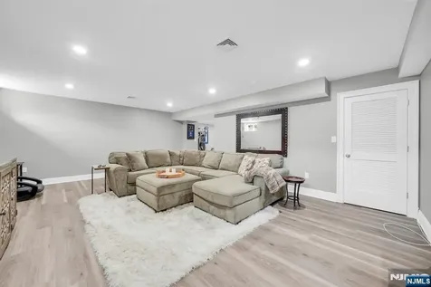 42 Saratoga Drive Oakland NJ 07436
