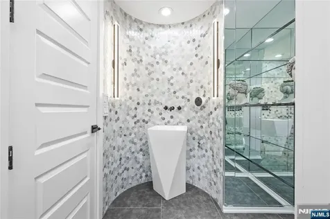 84 Shrewsbury Drive Livingston NJ 07039