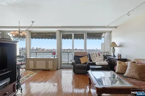 2 Horizon Fort Lee NJ 07024