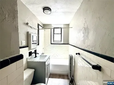 17 Elwood Place Newark NJ 07104