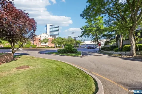 100 Crown Court Edgewater NJ 07020