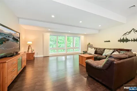 655 Floyd Street Englewood Cliffs NJ 07632