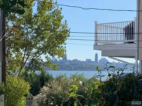 6 Vista Lane Edgewater NJ 07020