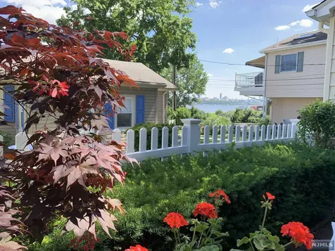 6 Vista Lane Edgewater NJ 07020