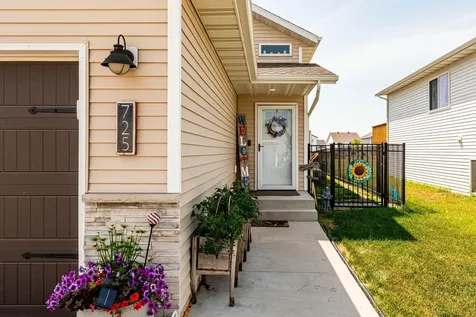 725 Prairie Avenue Horace ND 58047