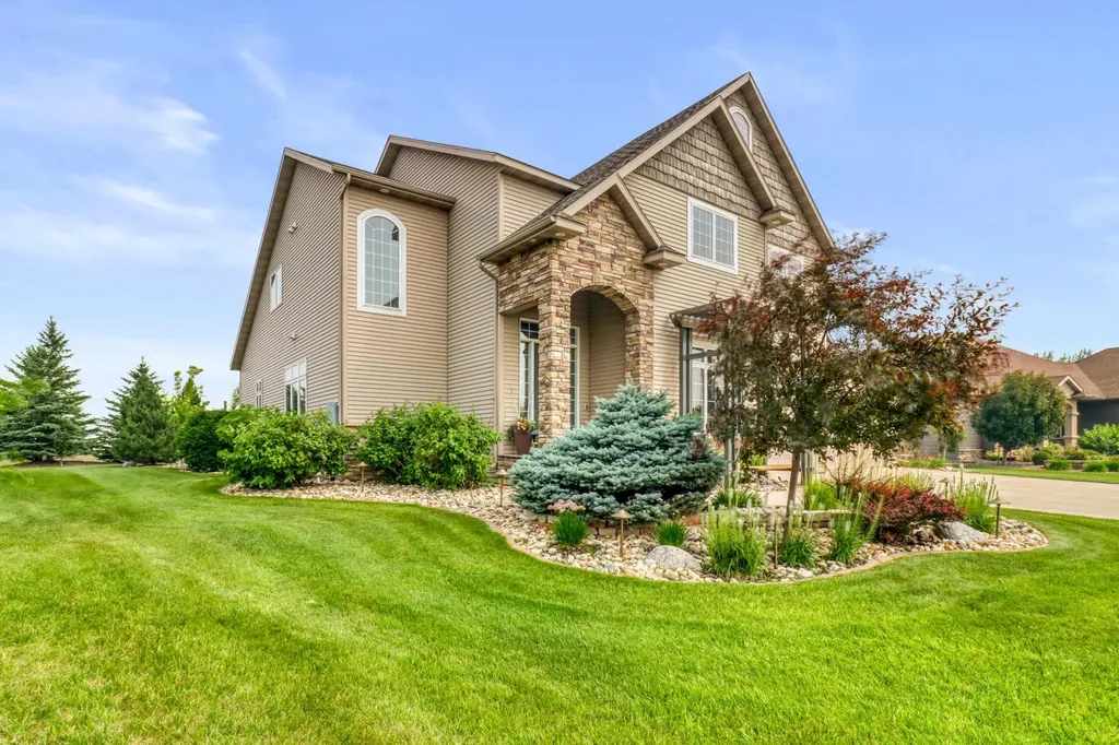 5827 Silverleaf Drive S Fargo ND 58104