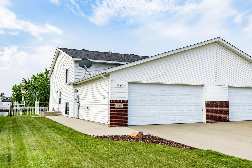 955 42nd Avenue W West Fargo ND 58078