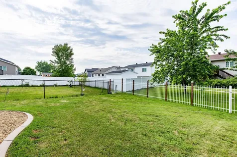 955 42nd Avenue W West Fargo ND 58078