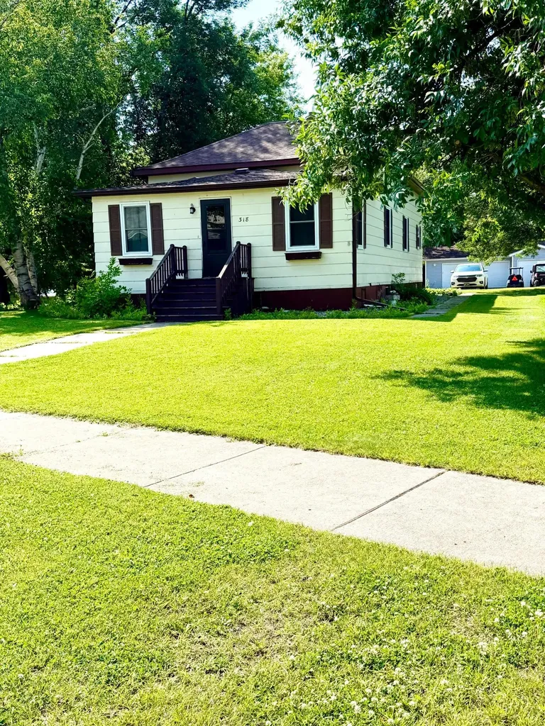 318 2nd Street SE Hallock MN 56728