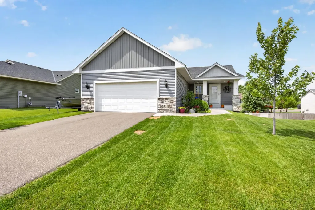 913 Moline Loop NW Isanti MN 55040
