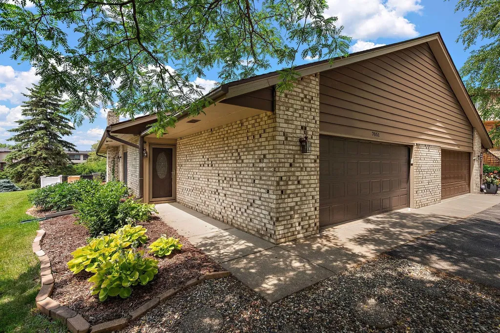 7051 Robinwood Trail Woodbury MN 55125