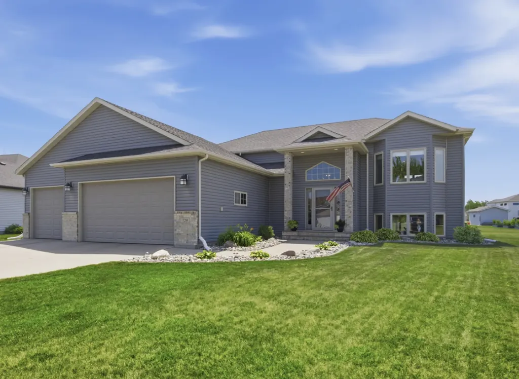 729 36th Avenue W West Fargo ND 58078