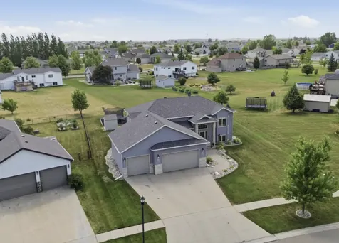 729 36th Avenue W West Fargo ND 58078