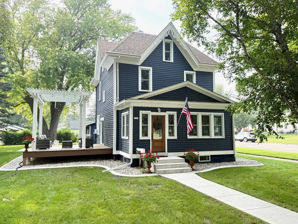 1527 Ford Avenue N Glencoe MN 55336