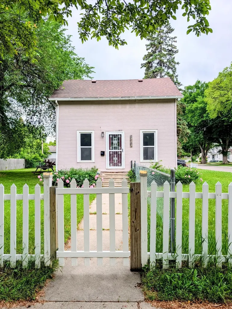 523 11th Street N Moorhead MN 56560