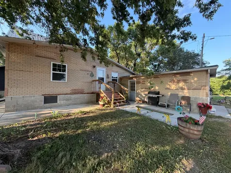 194 40th Avenue Hills MN 56138