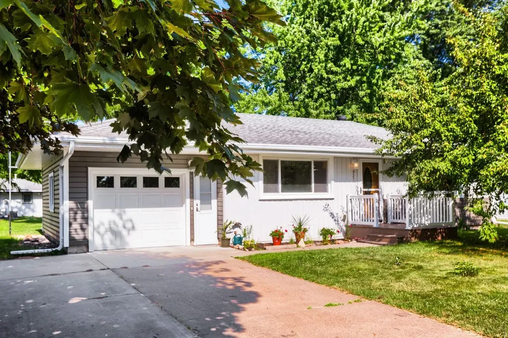927 Birch Street S Cambridge MN 55008