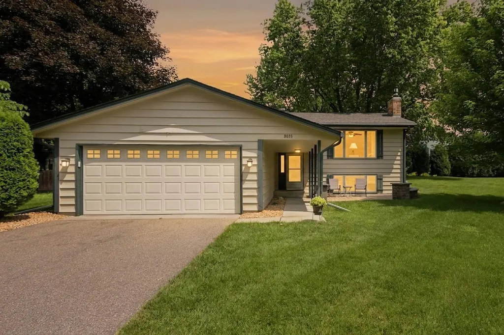 8033 Dakota Lane Chanhassen MN 55317