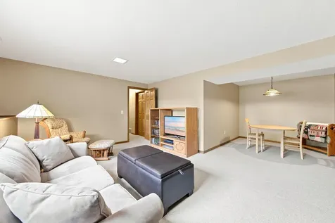 8033 Dakota Lane Chanhassen MN 55317