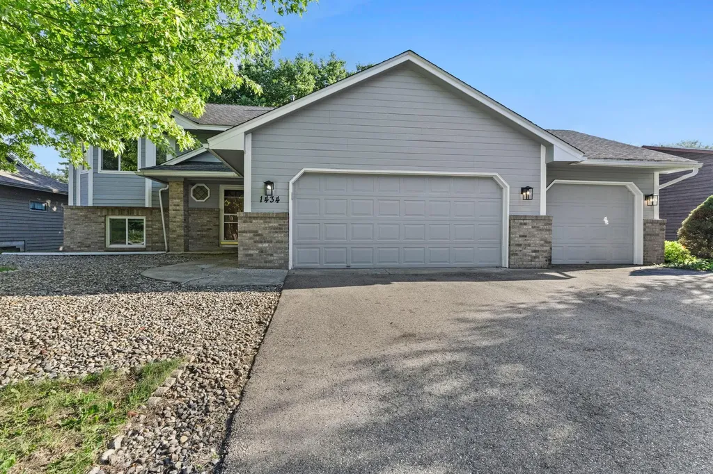 1434 Eastlake Drive Chaska MN 55318