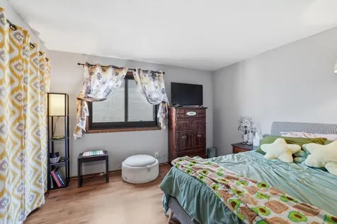 26 10th St W Saint Paul MN 55102