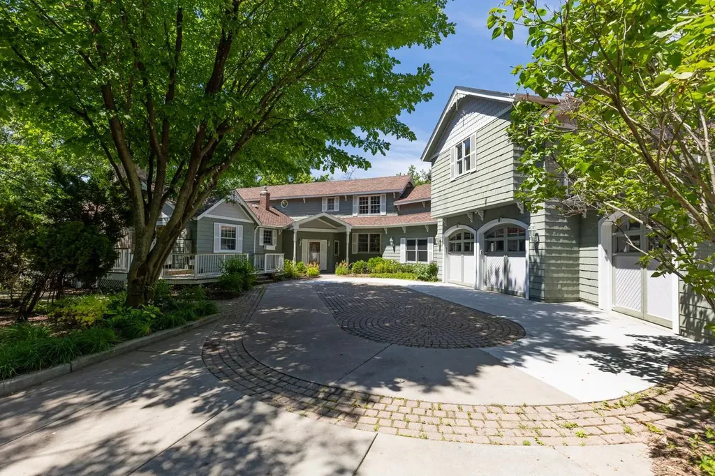 6630 Horseshoe Curve Chanhassen MN 55317