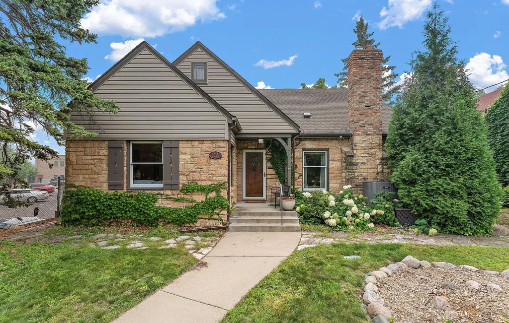 1017 Thomas Avenue S Minneapolis MN 55405