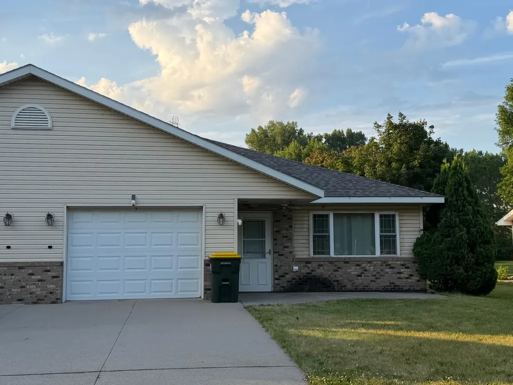904 Mcdermott Avenue Kandiyohi MN 56251
