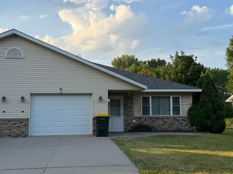 904 Mcdermott Avenue Kandiyohi MN 56251