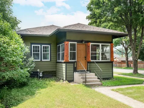 421 Snelling Avenue S Saint Paul MN 55105