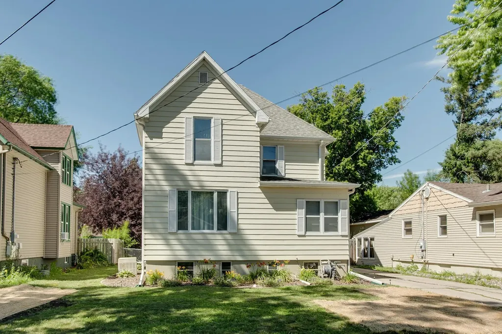 1637 8th Avenue S Fargo ND 58103
