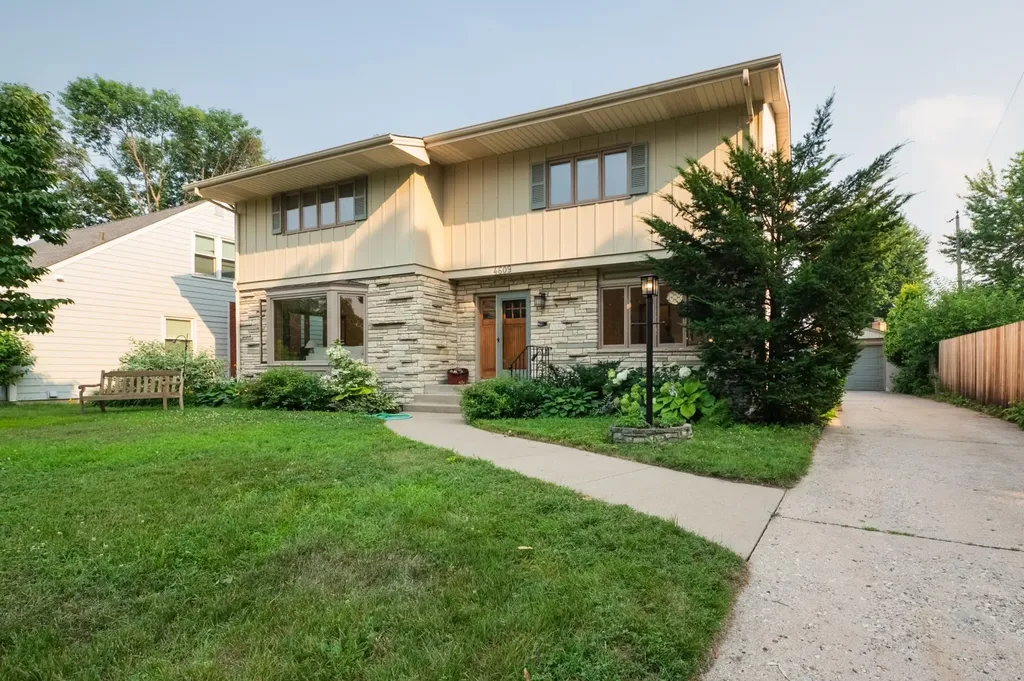 4609 Coffey Lane Minneapolis MN 55406